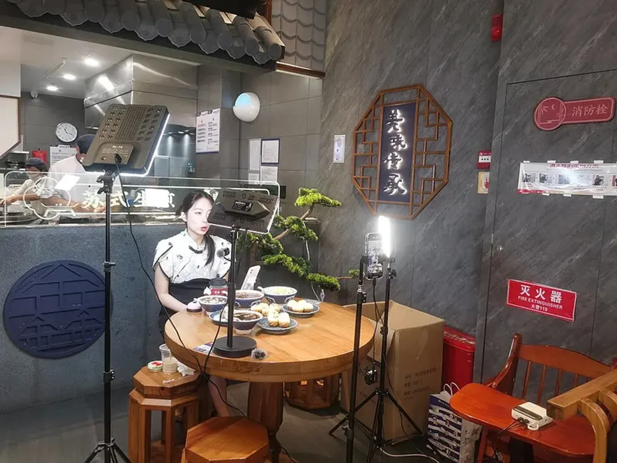 Persiapan meja untuk sesi live shopping mingguan