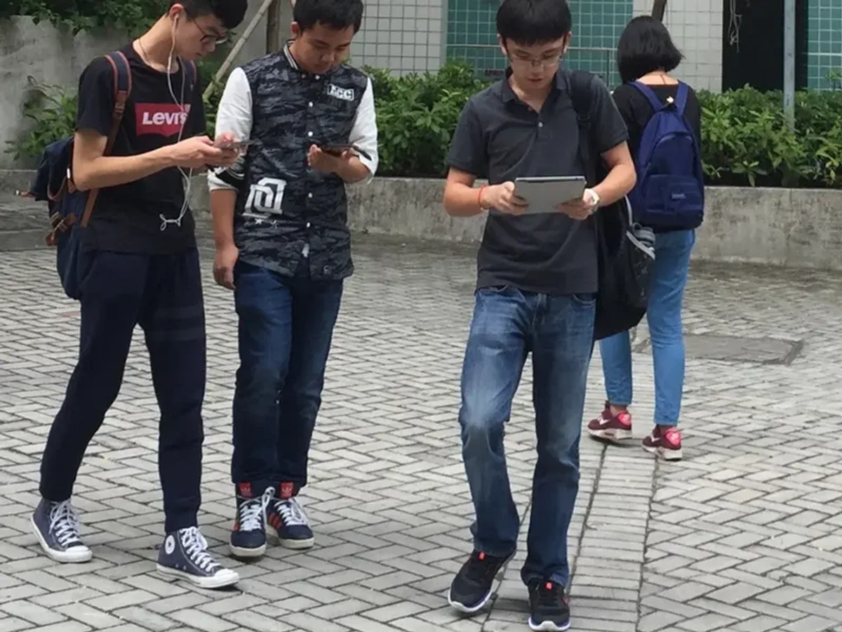 Tim membaca ulasan pelanggan di layar ponsel